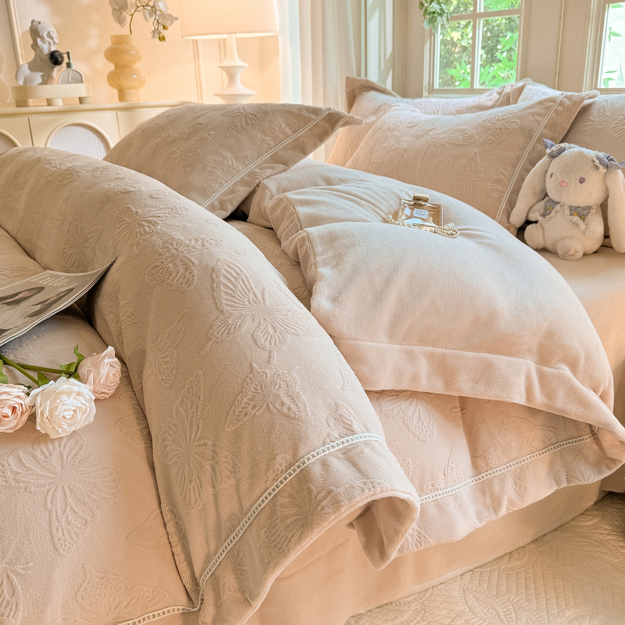 91家纺网 家纺一手货源 找家纺 （总）艾唯希家纺 2025新款全消光雕花绒织带款四件套牛奶绒-雕花织带系列