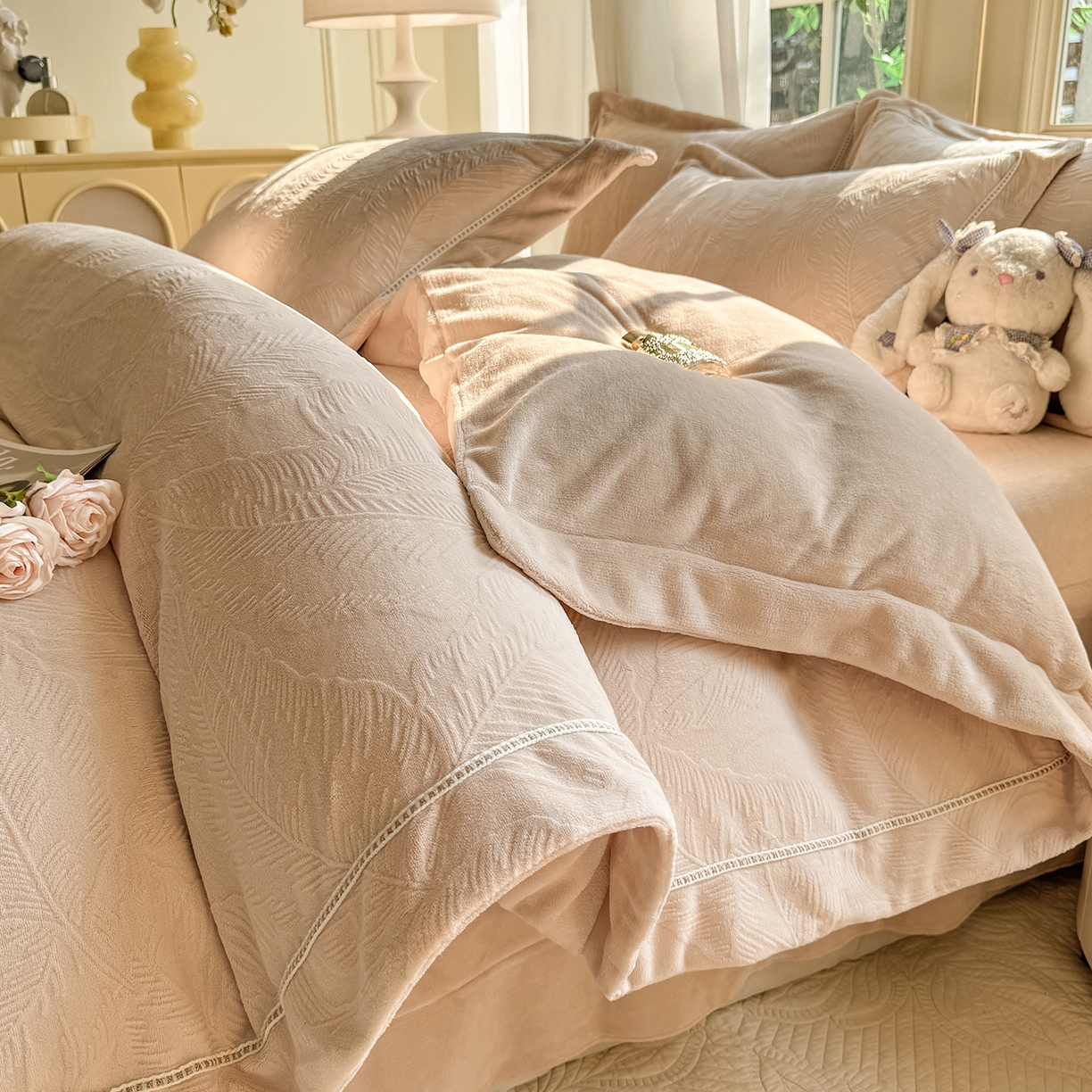 91家纺网 家纺一手货源 找家纺 （总）艾唯希家纺 2025新款全消光雕花绒织带款四件套牛奶绒-雕花织带系列