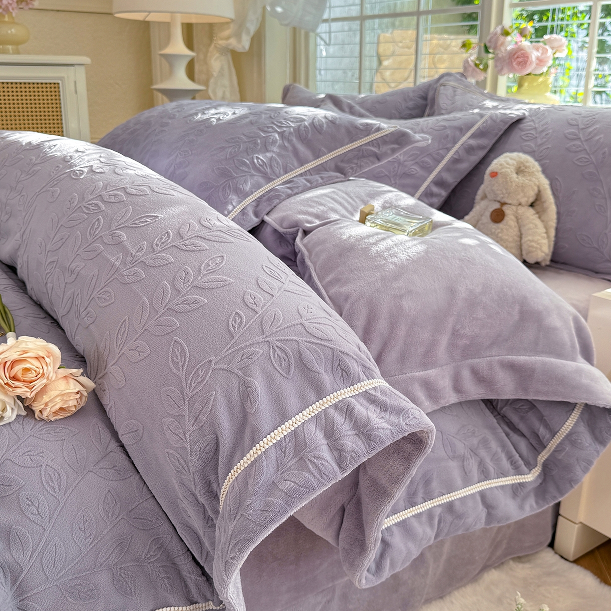 艾唯希家纺 2025新款全消光雕花绒织带款四件套牛奶绒-雕花织带系列 安娜花园-紫