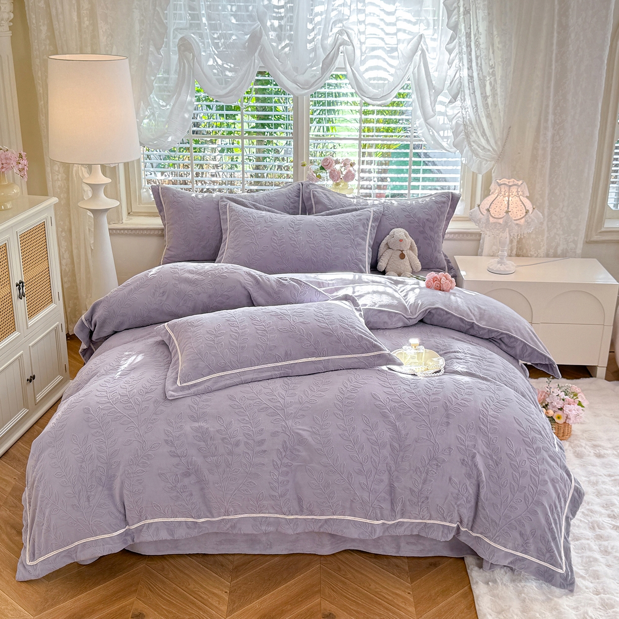 91家纺网 家纺一手货源 找家纺 艾唯希家纺 2025新款全消光雕花绒织带款四件套牛奶绒-雕花织带系列 安娜花园-紫