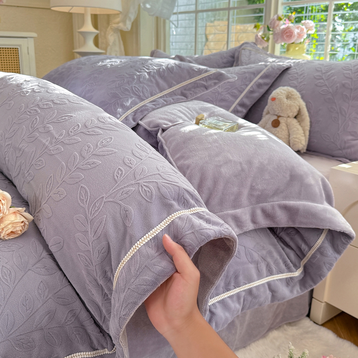 91家纺网 家纺一手货源 找家纺 艾唯希家纺 2025新款全消光雕花绒织带款四件套牛奶绒-雕花织带系列 安娜花园-紫