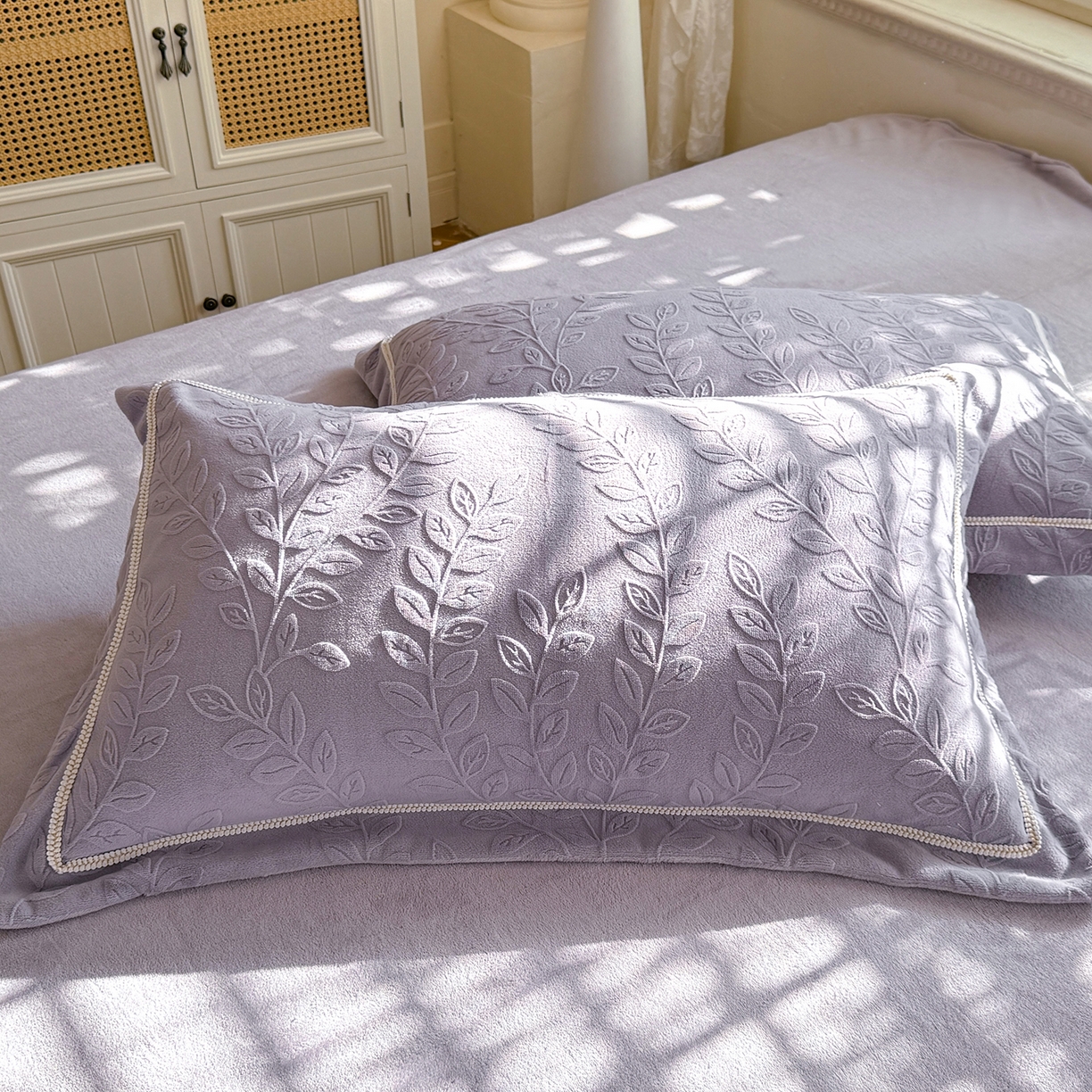 91家纺网 家纺一手货源 找家纺 艾唯希家纺 2025新款全消光雕花绒织带款四件套牛奶绒-雕花织带系列 安娜花园-紫