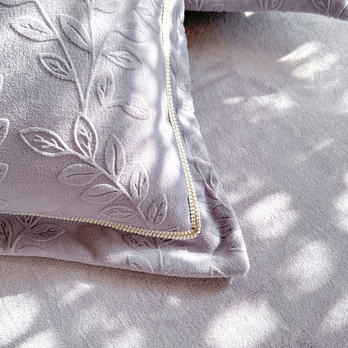 91家纺网 家纺一手货源 找家纺 艾唯希家纺 2025新款全消光雕花绒织带款四件套牛奶绒-雕花织带系列 安娜花园-紫