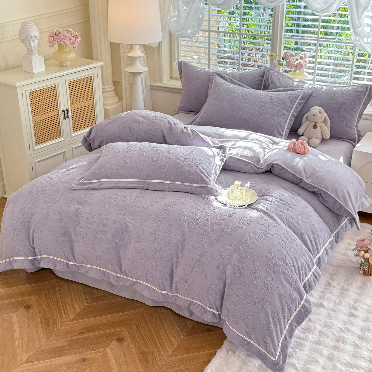 91家纺网 家纺一手货源 找家纺 艾唯希家纺 2025新款全消光雕花绒织带款四件套牛奶绒-雕花织带系列 安娜花园-紫