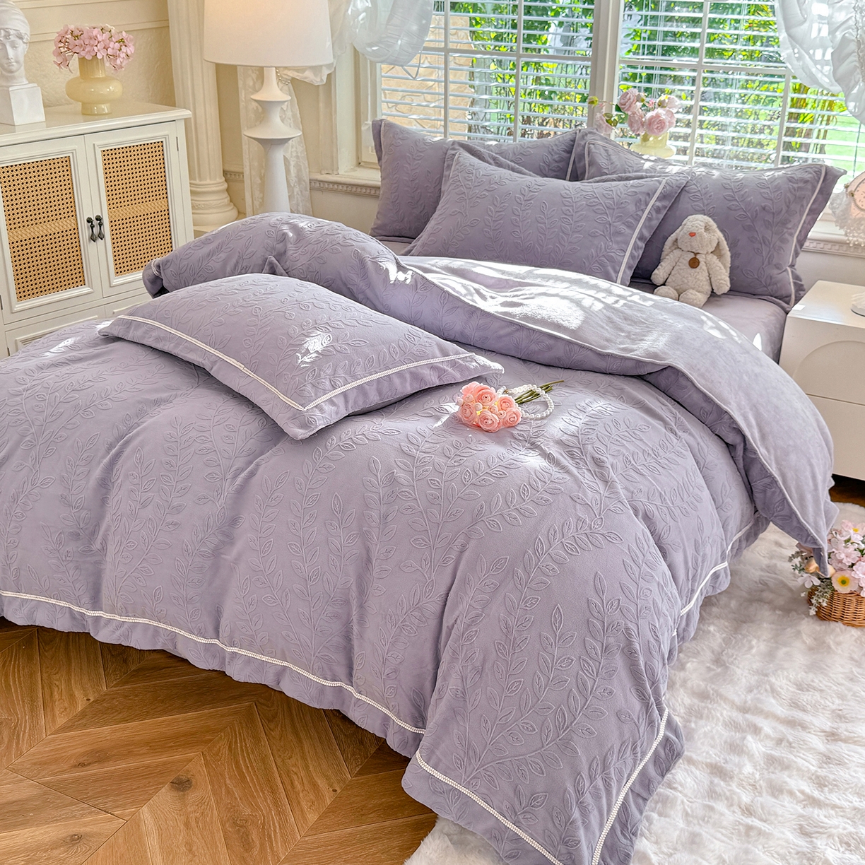 91家纺网 家纺一手货源 找家纺 艾唯希家纺 2025新款全消光雕花绒织带款四件套牛奶绒-雕花织带系列 安娜花园-紫