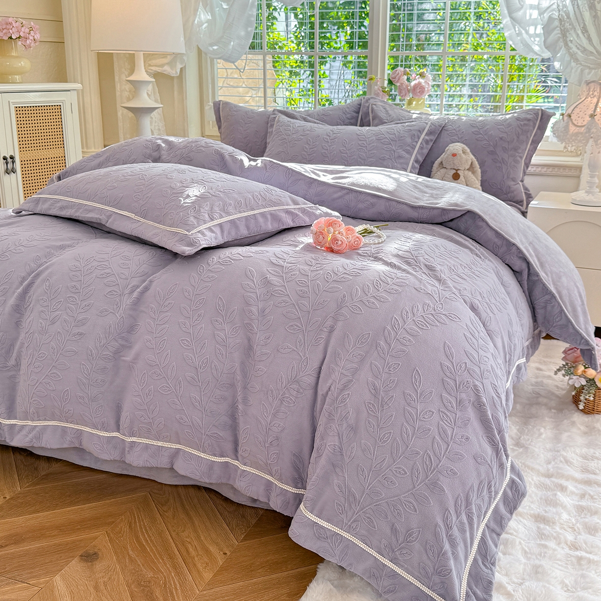 91家纺网 家纺一手货源 找家纺 艾唯希家纺 2025新款全消光雕花绒织带款四件套牛奶绒-雕花织带系列 安娜花园-紫