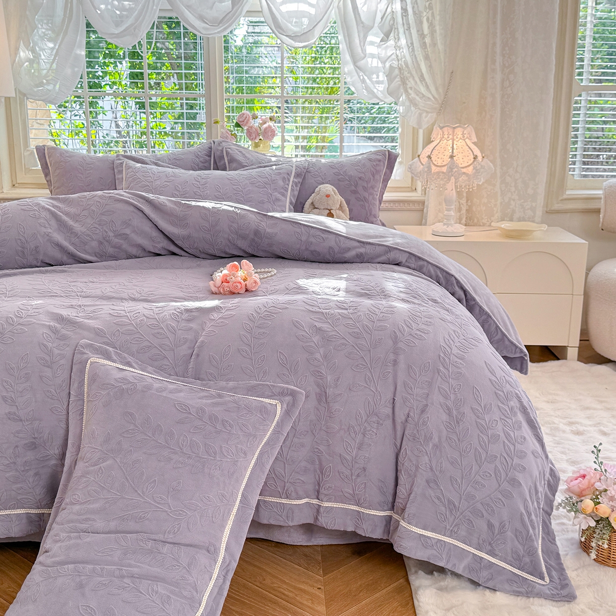 91家纺网 家纺一手货源 找家纺 艾唯希家纺 2025新款全消光雕花绒织带款四件套牛奶绒-雕花织带系列 安娜花园-紫
