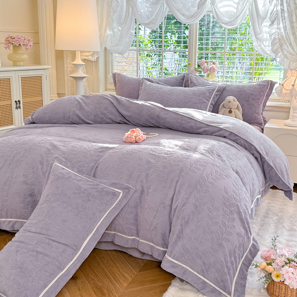 91家纺网 家纺一手货源 找家纺 艾唯希家纺 2025新款全消光雕花绒织带款四件套牛奶绒-雕花织带系列 安娜花园-紫