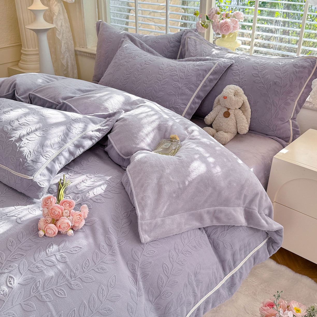 91家纺网 家纺一手货源 找家纺 艾唯希家纺 2025新款全消光雕花绒织带款四件套牛奶绒-雕花织带系列 安娜花园-紫