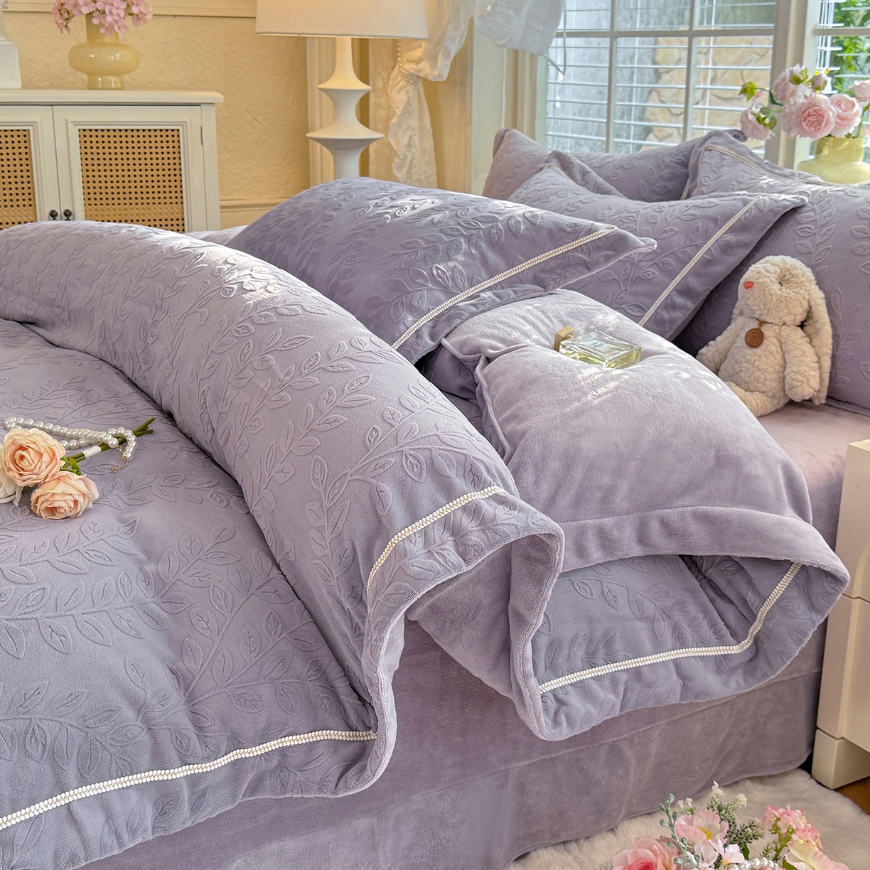 91家纺网 家纺一手货源 找家纺 艾唯希家纺 2025新款全消光雕花绒织带款四件套牛奶绒-雕花织带系列 安娜花园-紫