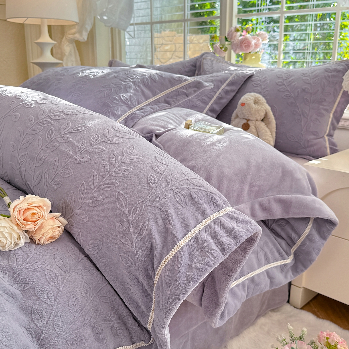 91家纺网 家纺一手货源 找家纺 艾唯希家纺 2025新款全消光雕花绒织带款四件套牛奶绒-雕花织带系列 安娜花园-紫