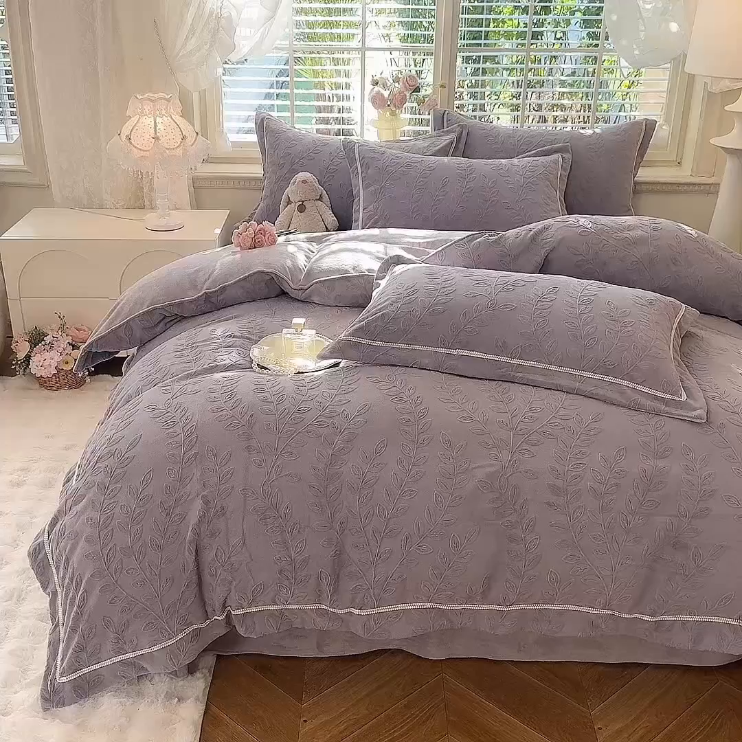 91家纺网 家纺一手货源 找家纺 艾唯希家纺 2025新款全消光雕花绒织带款四件套牛奶绒-雕花织带系列 安娜花园-紫