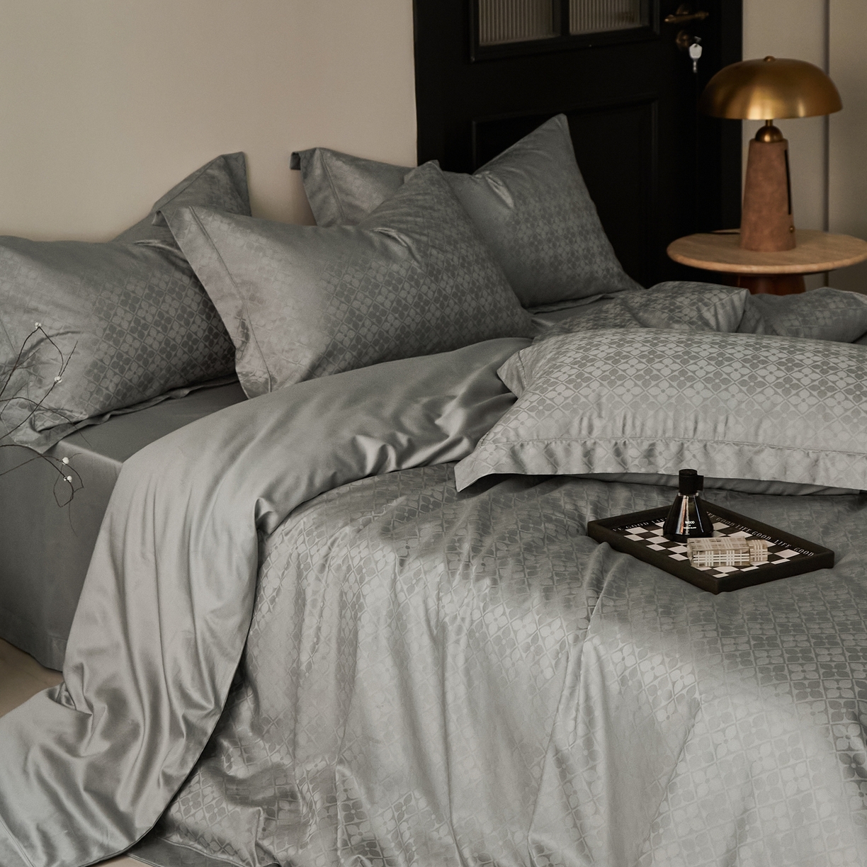 91家纺网 家纺一手货源 找家纺 顾家家居 2025新款亲肤舒适全棉纯棉提花四件套 洛斯汀--极地灰