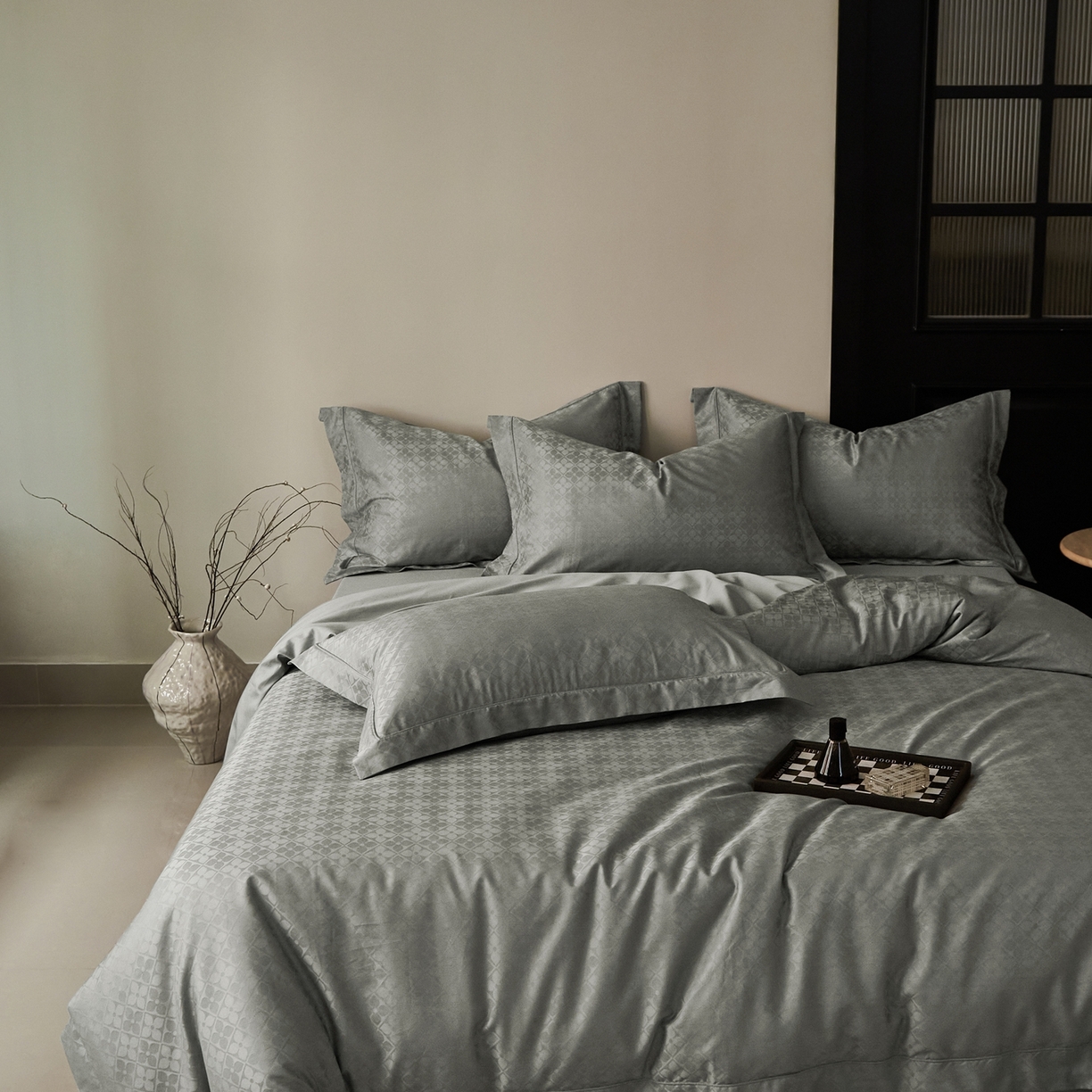 91家纺网 家纺一手货源 找家纺 顾家家居 2025新款亲肤舒适全棉纯棉提花四件套 洛斯汀--极地灰