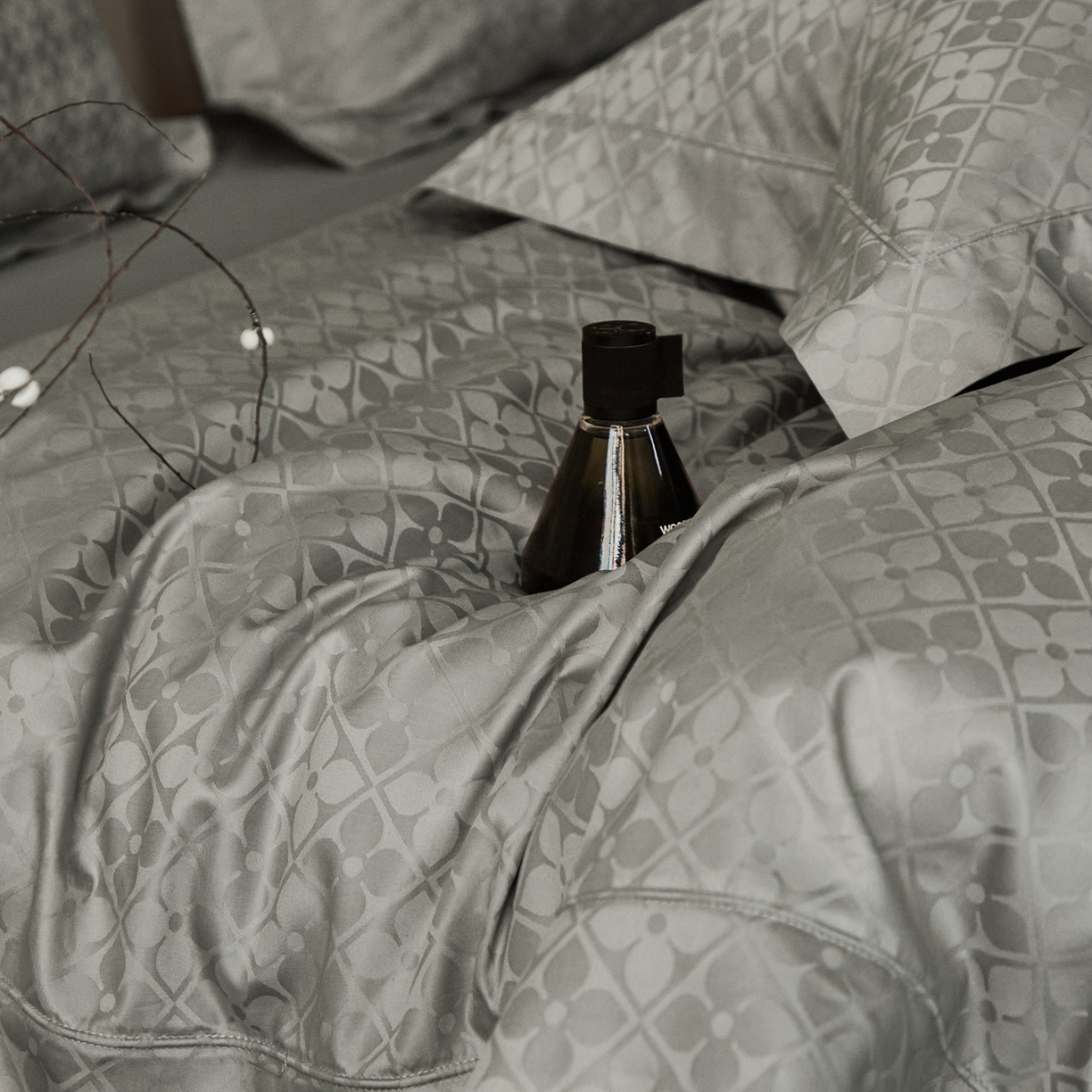 91家纺网 家纺一手货源 找家纺 顾家家居 2025新款亲肤舒适全棉纯棉提花四件套 洛斯汀--极地灰