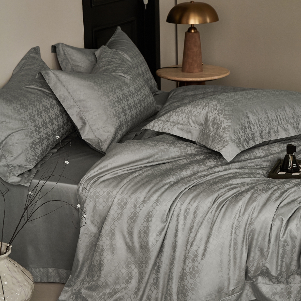 91家纺网 家纺一手货源 找家纺 顾家家居 2025新款亲肤舒适全棉纯棉提花四件套 洛斯汀--极地灰