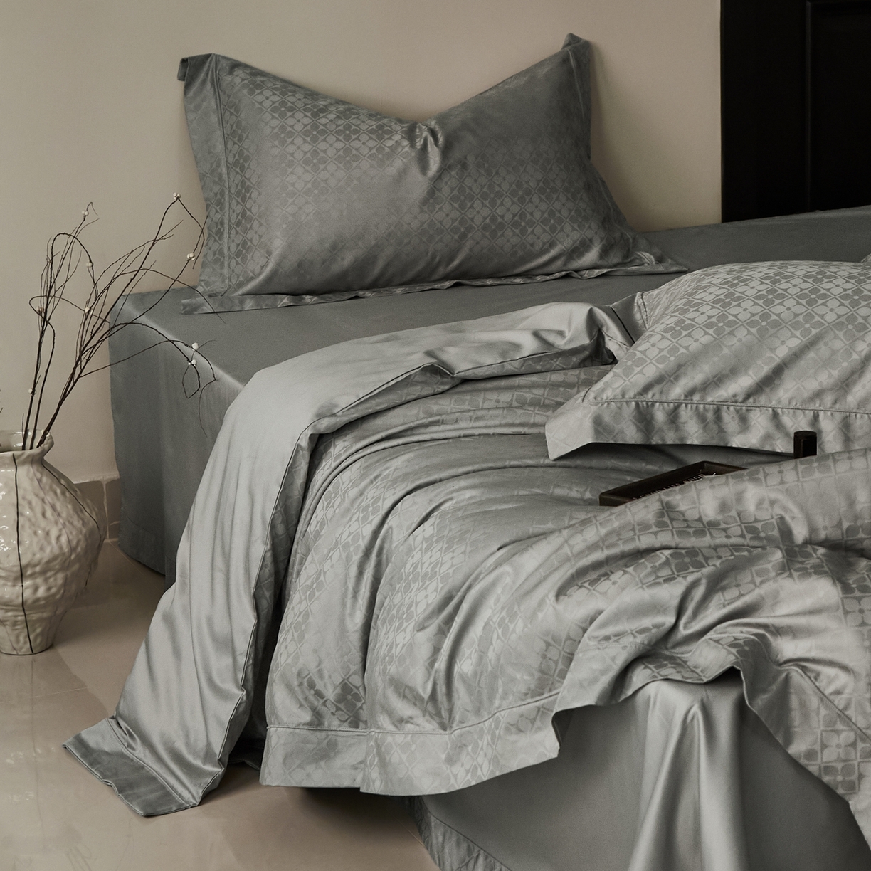 91家纺网 家纺一手货源 找家纺 顾家家居 2025新款亲肤舒适全棉纯棉提花四件套 洛斯汀--极地灰