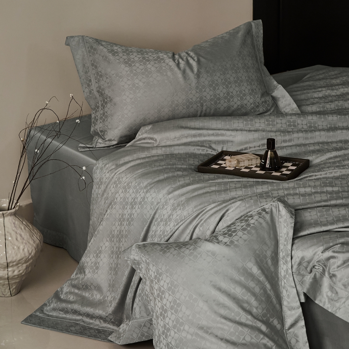 91家纺网 家纺一手货源 找家纺 顾家家居 2025新款亲肤舒适全棉纯棉提花四件套 洛斯汀--极地灰