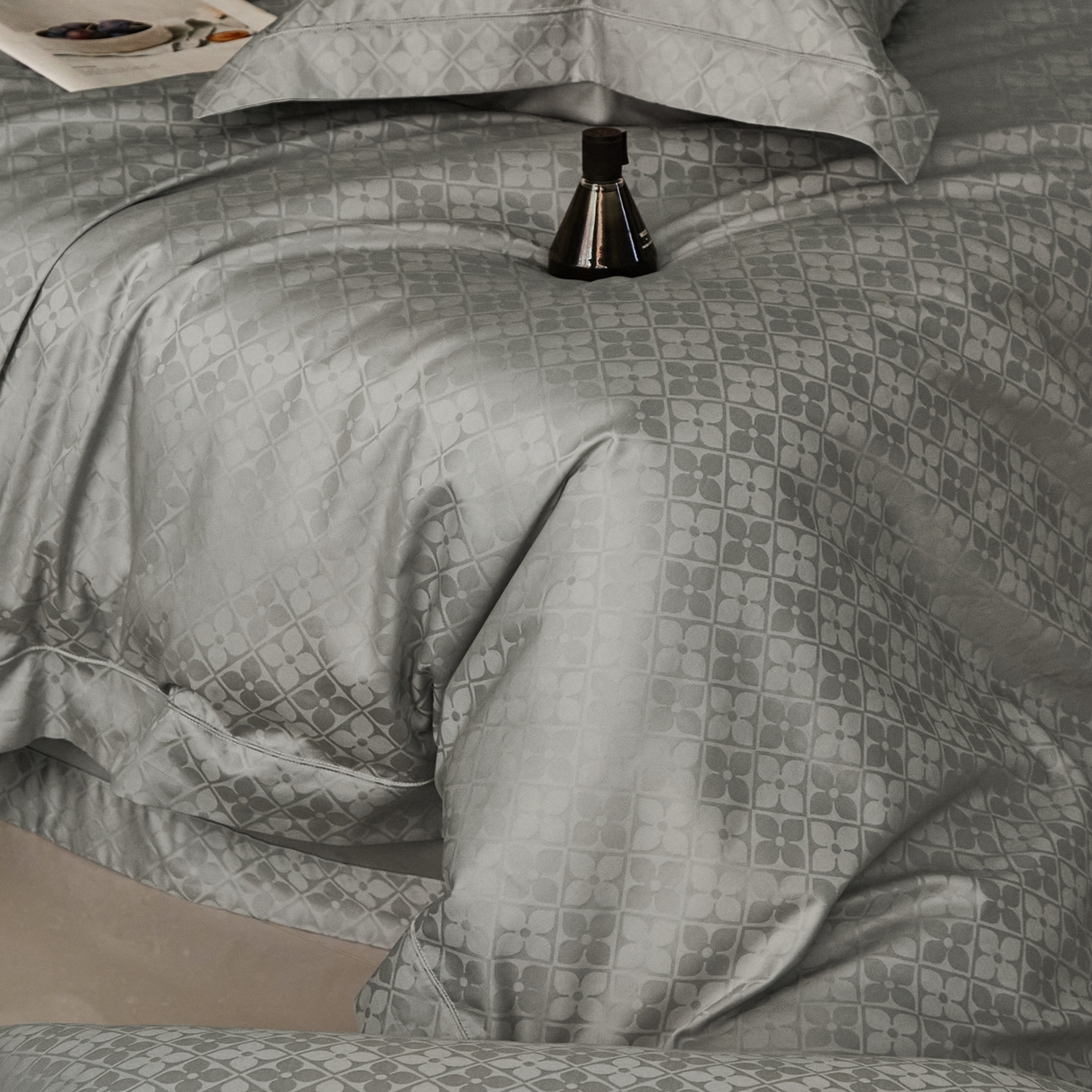 91家纺网 家纺一手货源 找家纺 顾家家居 2025新款亲肤舒适全棉纯棉提花四件套 洛斯汀--极地灰