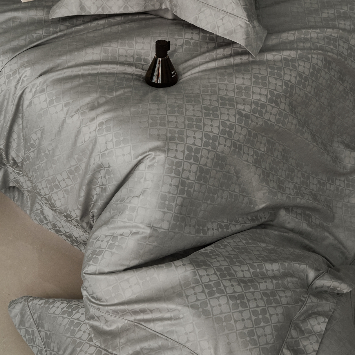 91家纺网 家纺一手货源 找家纺 顾家家居 2025新款亲肤舒适全棉纯棉提花四件套 洛斯汀--极地灰