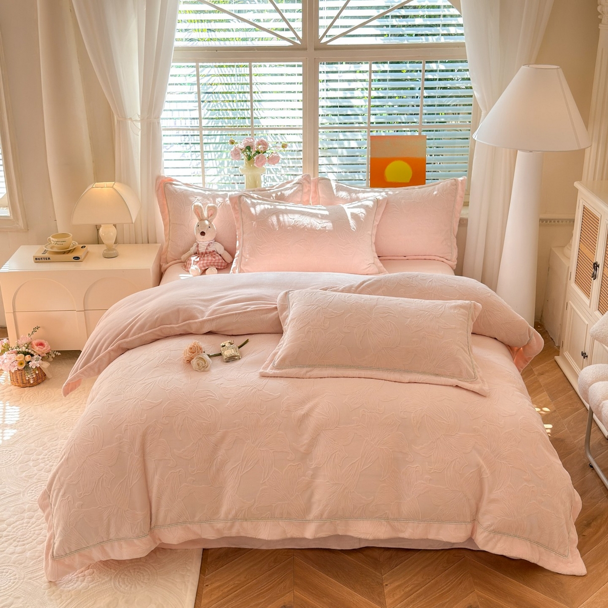 91家纺网 家纺一手货源 找家纺 艾唯希家纺 2025新款全消光雕花绒织带款四件套牛奶绒-雕花织带系列 百年好合-粉