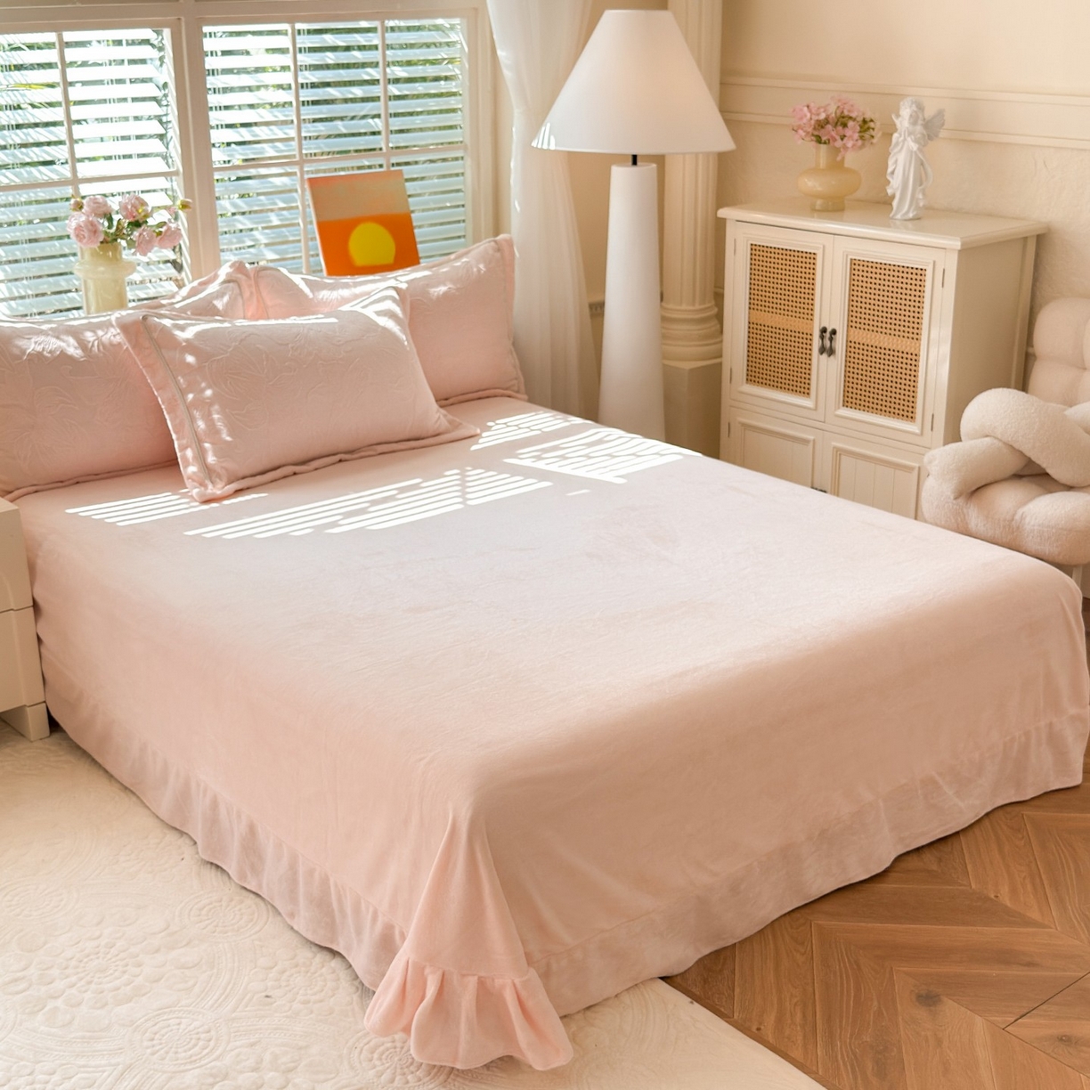 91家纺网 家纺一手货源 找家纺 艾唯希家纺 2025新款全消光雕花绒织带款四件套牛奶绒-雕花织带系列 百年好合-粉