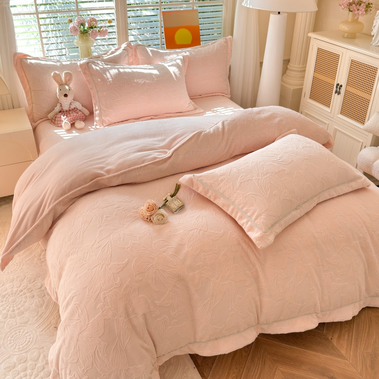 91家纺网 家纺一手货源 找家纺 艾唯希家纺 2025新款全消光雕花绒织带款四件套牛奶绒-雕花织带系列 百年好合-粉