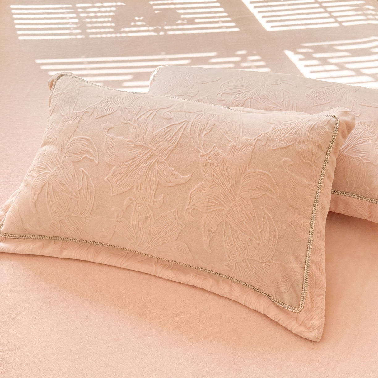 91家纺网 家纺一手货源 找家纺 艾唯希家纺 2025新款全消光雕花绒织带款四件套牛奶绒-雕花织带系列 百年好合-粉