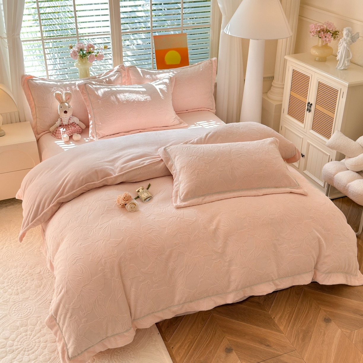 91家纺网 家纺一手货源 找家纺 艾唯希家纺 2025新款全消光雕花绒织带款四件套牛奶绒-雕花织带系列 百年好合-粉