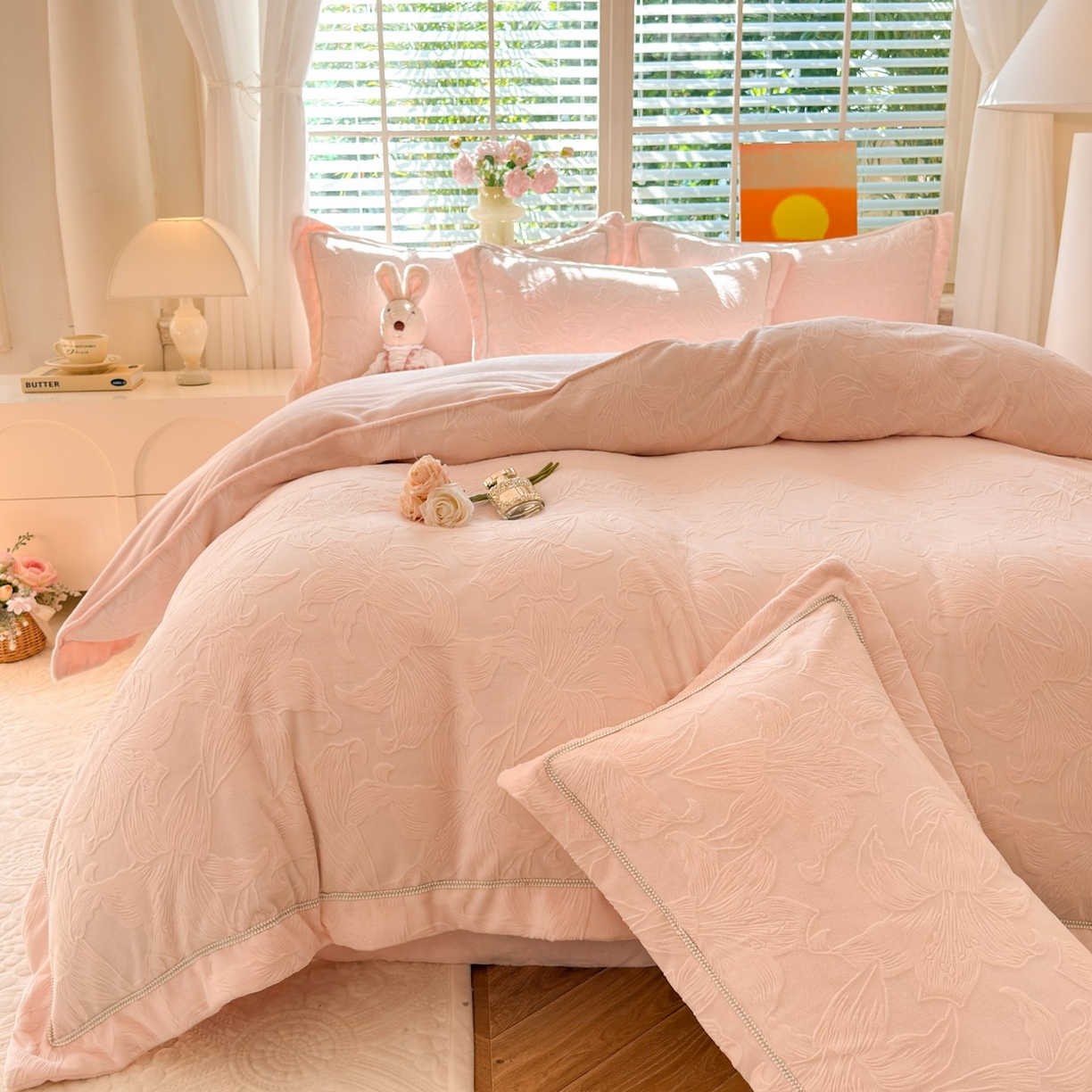 91家纺网 家纺一手货源 找家纺 艾唯希家纺 2025新款全消光雕花绒织带款四件套牛奶绒-雕花织带系列 百年好合-粉