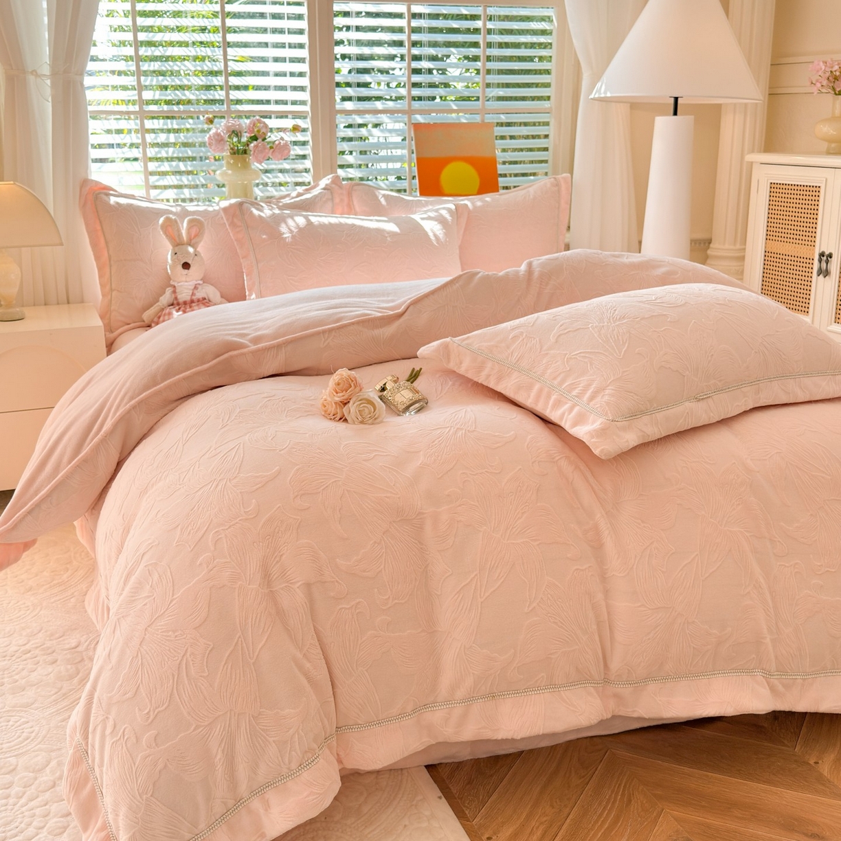 91家纺网 家纺一手货源 找家纺 艾唯希家纺 2025新款全消光雕花绒织带款四件套牛奶绒-雕花织带系列 百年好合-粉