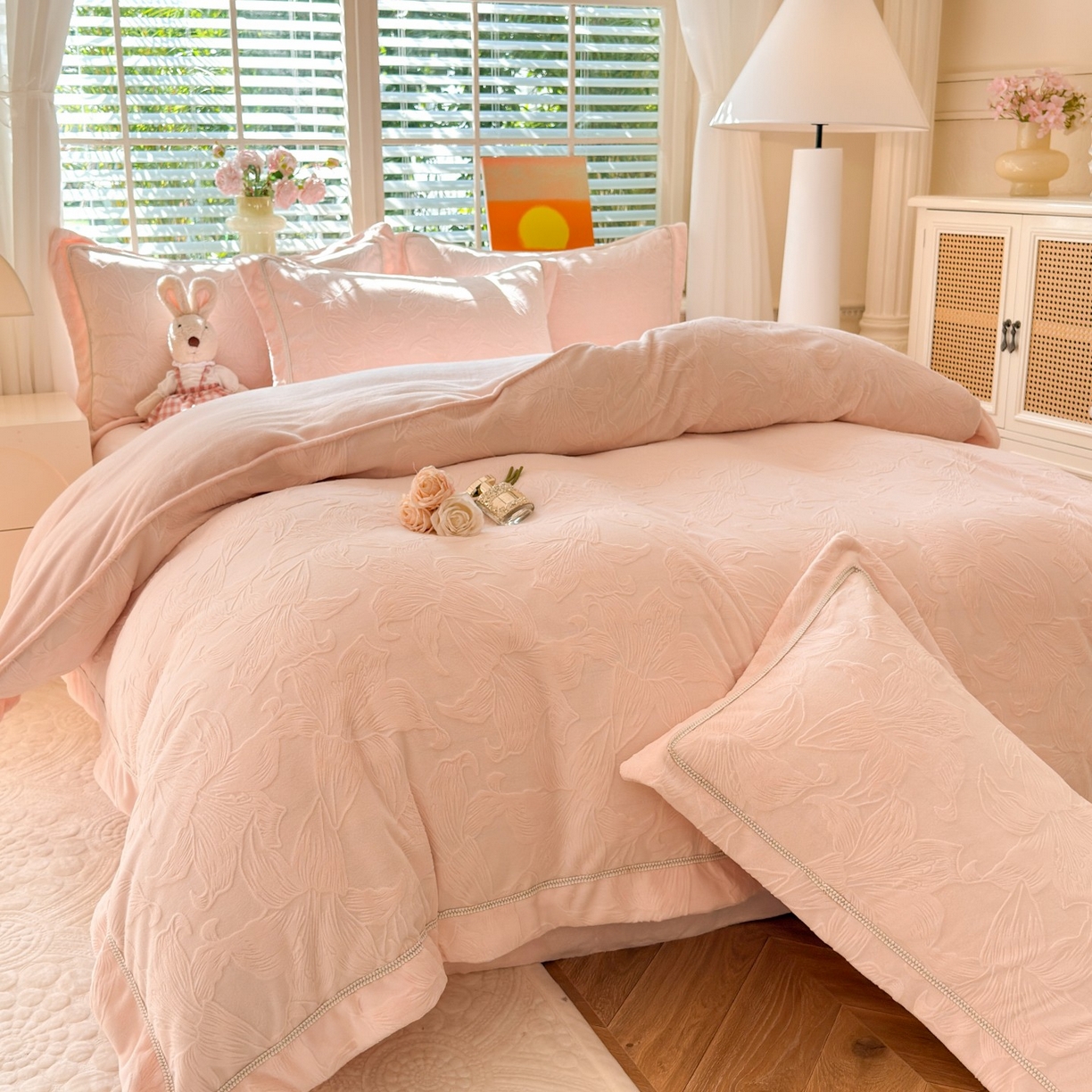 91家纺网 家纺一手货源 找家纺 艾唯希家纺 2025新款全消光雕花绒织带款四件套牛奶绒-雕花织带系列 百年好合-粉