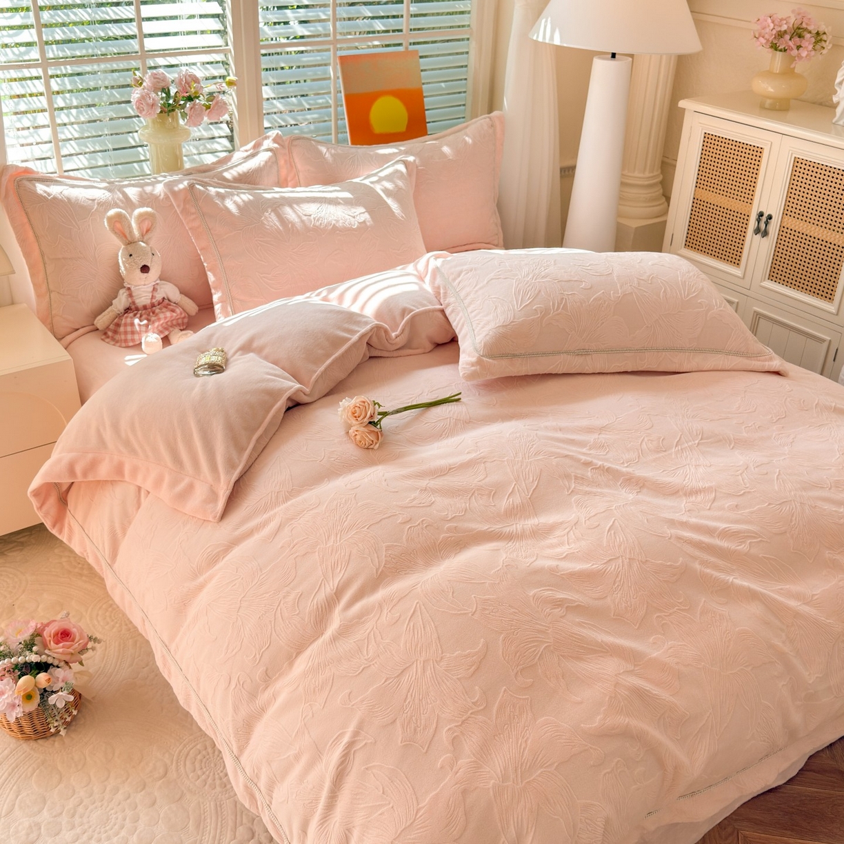 91家纺网 家纺一手货源 找家纺 艾唯希家纺 2025新款全消光雕花绒织带款四件套牛奶绒-雕花织带系列 百年好合-粉