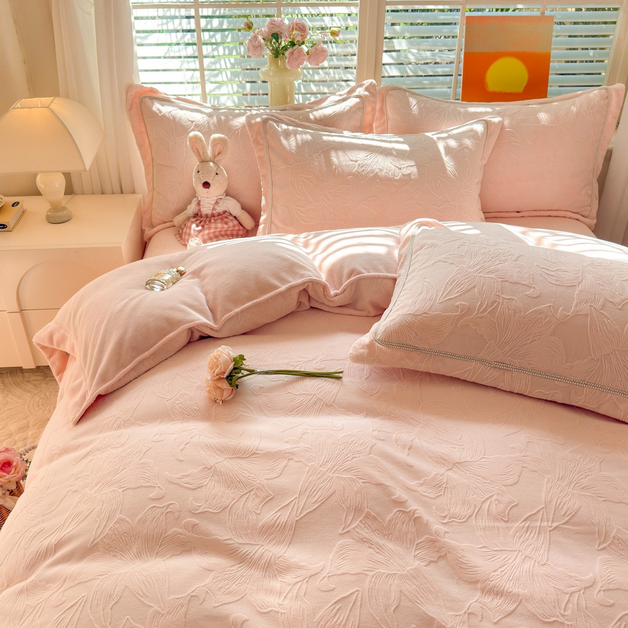 91家纺网 家纺一手货源 找家纺 艾唯希家纺 2025新款全消光雕花绒织带款四件套牛奶绒-雕花织带系列 百年好合-粉