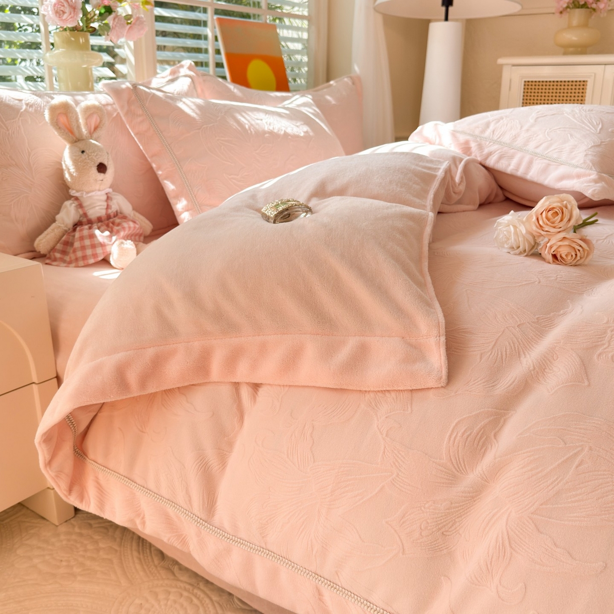 91家纺网 家纺一手货源 找家纺 艾唯希家纺 2025新款全消光雕花绒织带款四件套牛奶绒-雕花织带系列 百年好合-粉