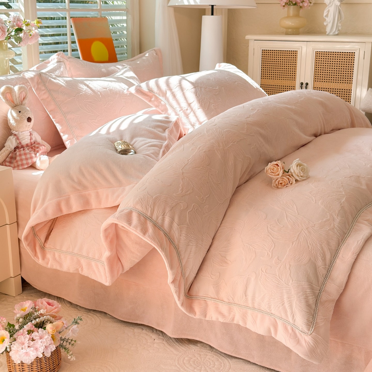 91家纺网 家纺一手货源 找家纺 艾唯希家纺 2025新款全消光雕花绒织带款四件套牛奶绒-雕花织带系列 百年好合-粉