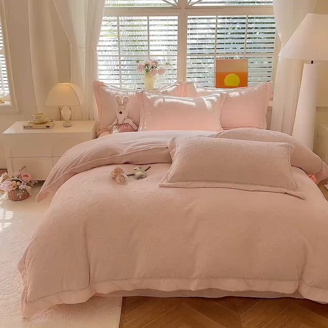 91家纺网 家纺一手货源 找家纺 艾唯希家纺 2025新款全消光雕花绒织带款四件套牛奶绒-雕花织带系列 百年好合-粉