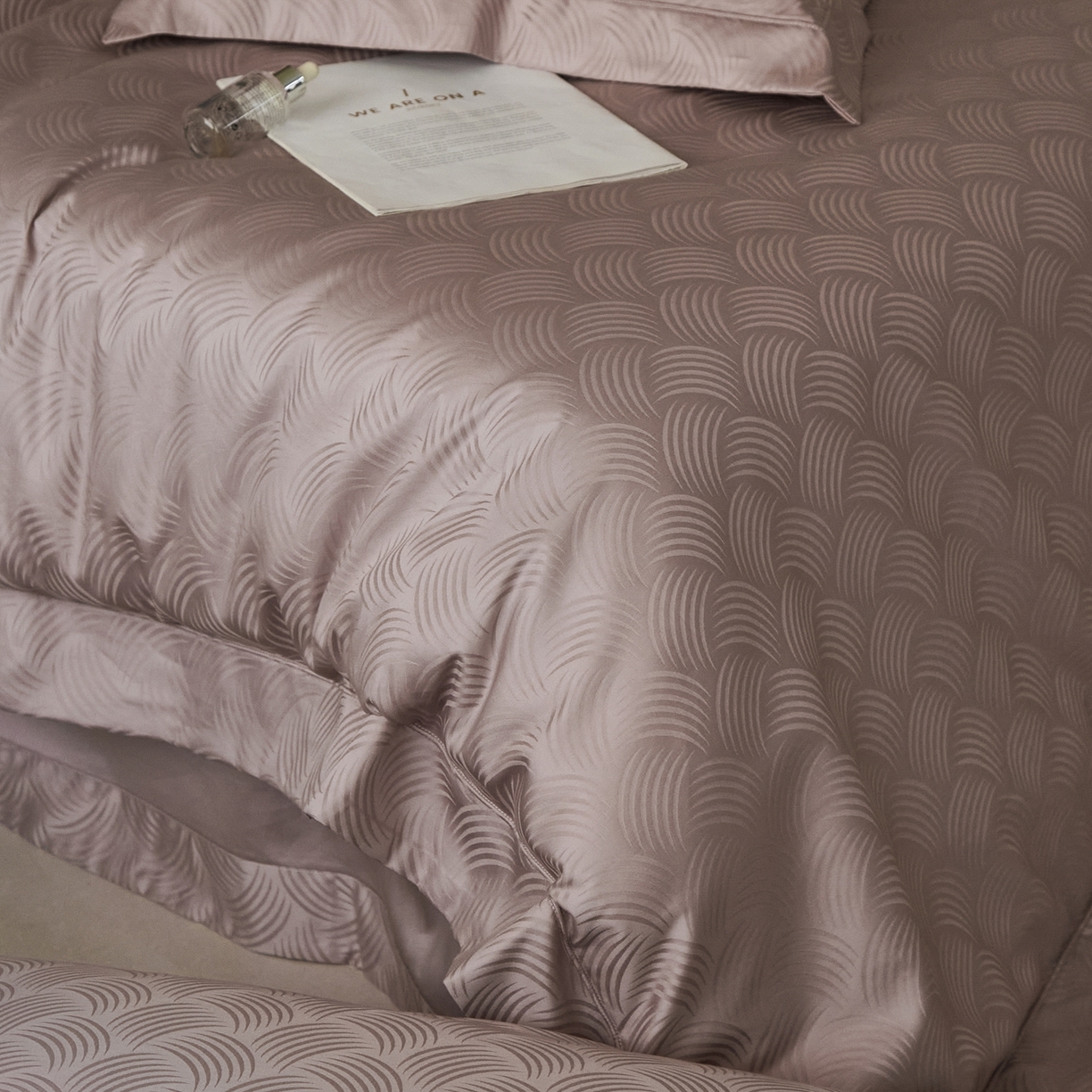 91家纺网 家纺一手货源 找家纺 顾家家居 2025新款亲肤舒适全棉纯棉提花四件套 璞野-瑰丽紫