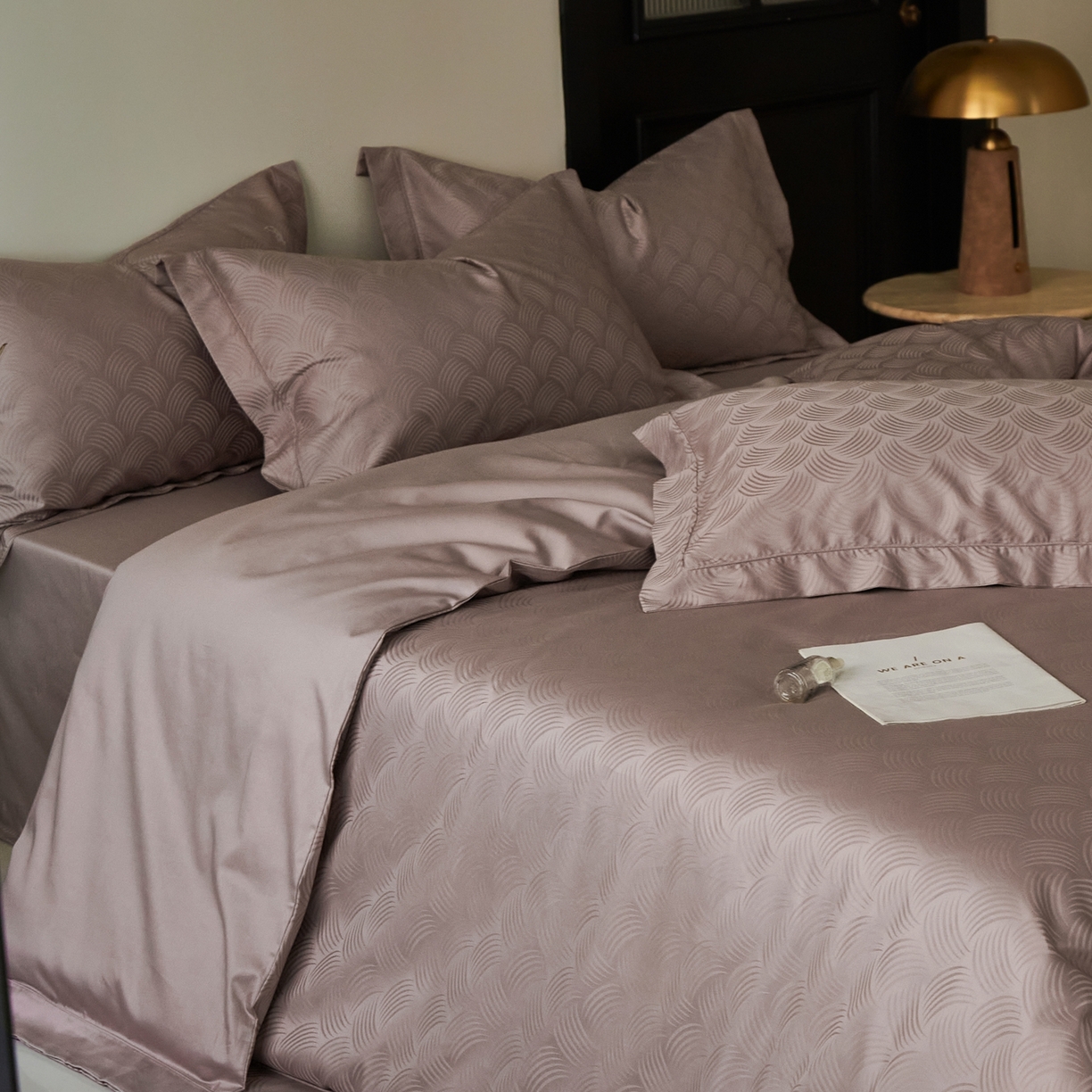 91家纺网 家纺一手货源 找家纺 顾家家居 2025新款亲肤舒适全棉纯棉提花四件套 璞野-瑰丽紫