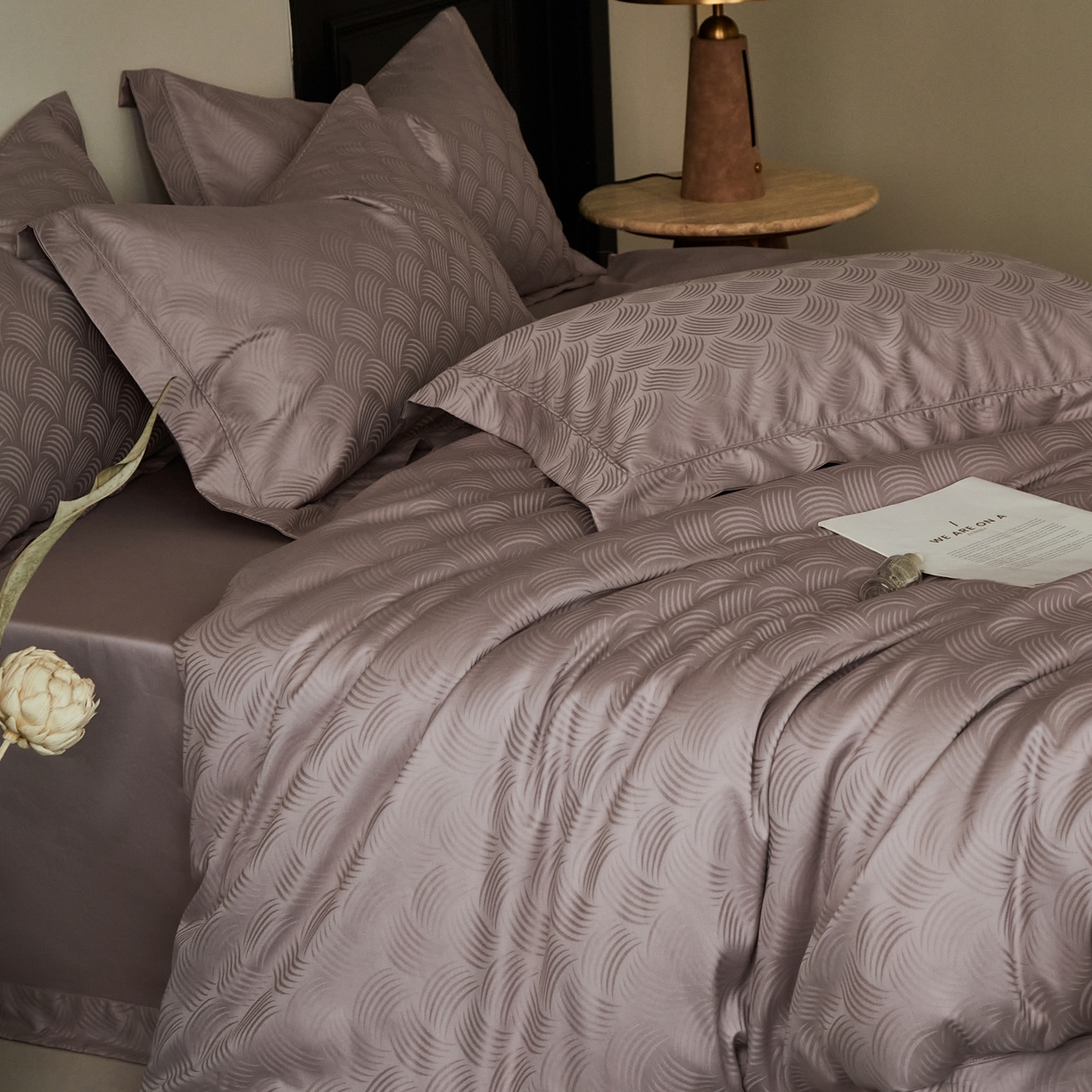 91家纺网 家纺一手货源 找家纺 顾家家居 2025新款亲肤舒适全棉纯棉提花四件套 璞野-瑰丽紫