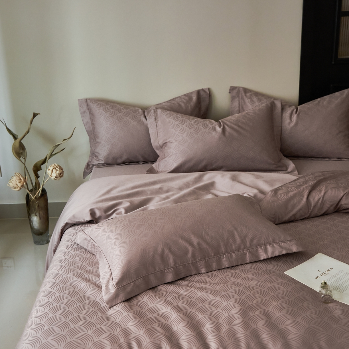91家纺网 家纺一手货源 找家纺 顾家家居 2025新款亲肤舒适全棉纯棉提花四件套 璞野-瑰丽紫