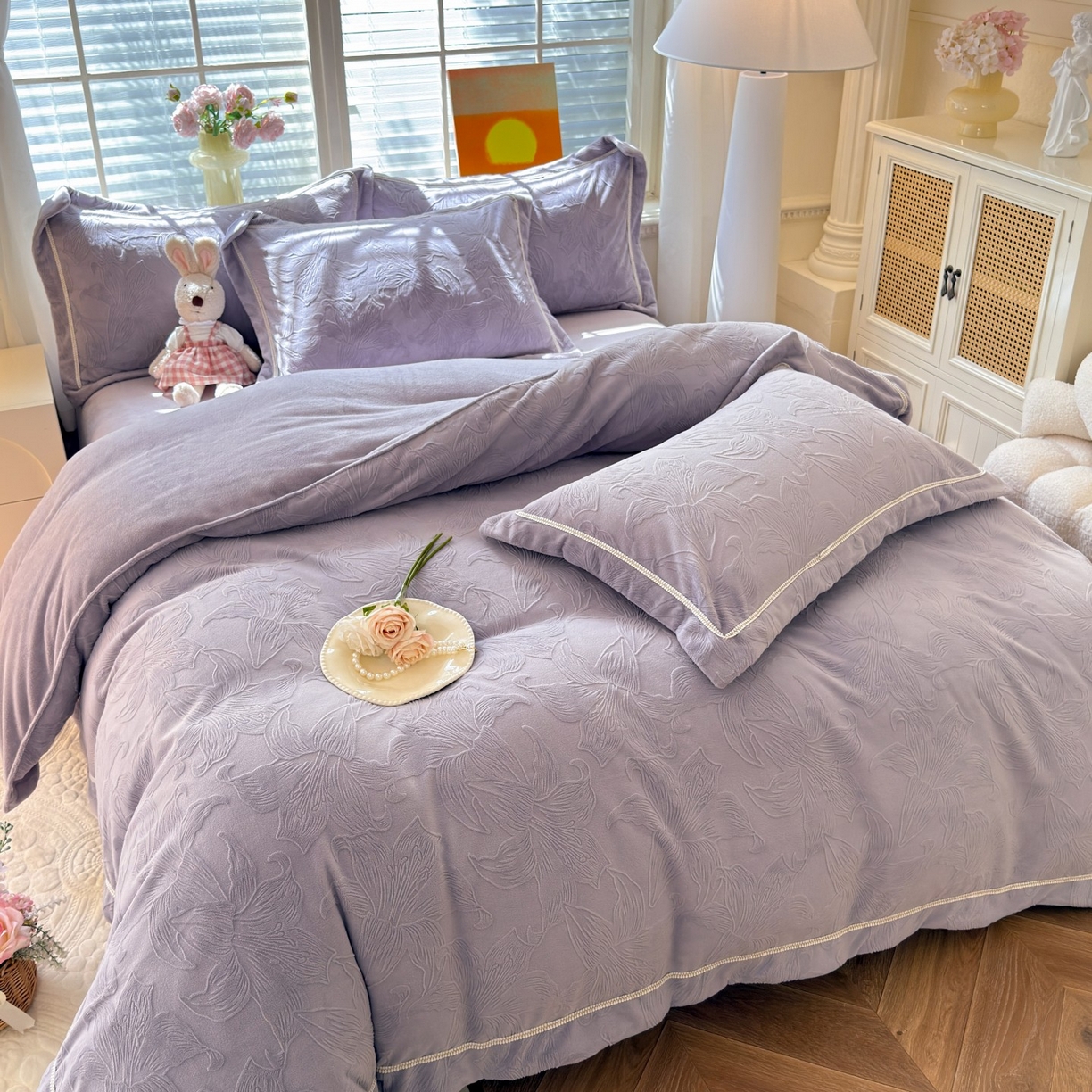 91家纺网 家纺一手货源 找家纺 艾唯希家纺 2025新款全消光雕花绒织带款四件套牛奶绒-雕花织带系列 百年好合-紫