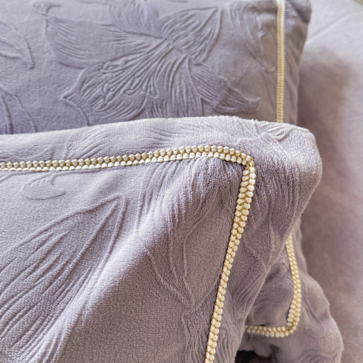 91家纺网 家纺一手货源 找家纺 艾唯希家纺 2025新款全消光雕花绒织带款四件套牛奶绒-雕花织带系列 百年好合-紫