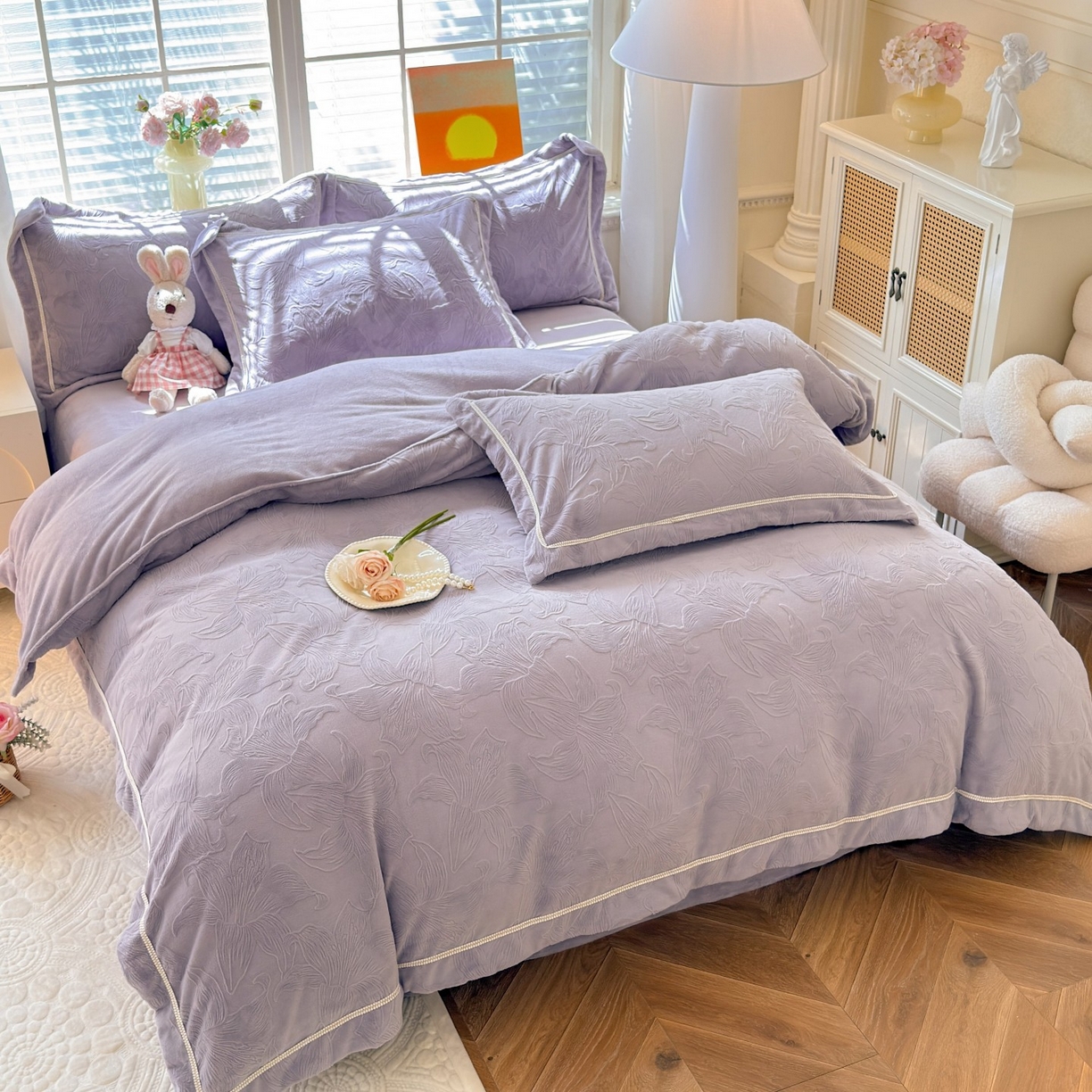 91家纺网 家纺一手货源 找家纺 艾唯希家纺 2025新款全消光雕花绒织带款四件套牛奶绒-雕花织带系列 百年好合-紫