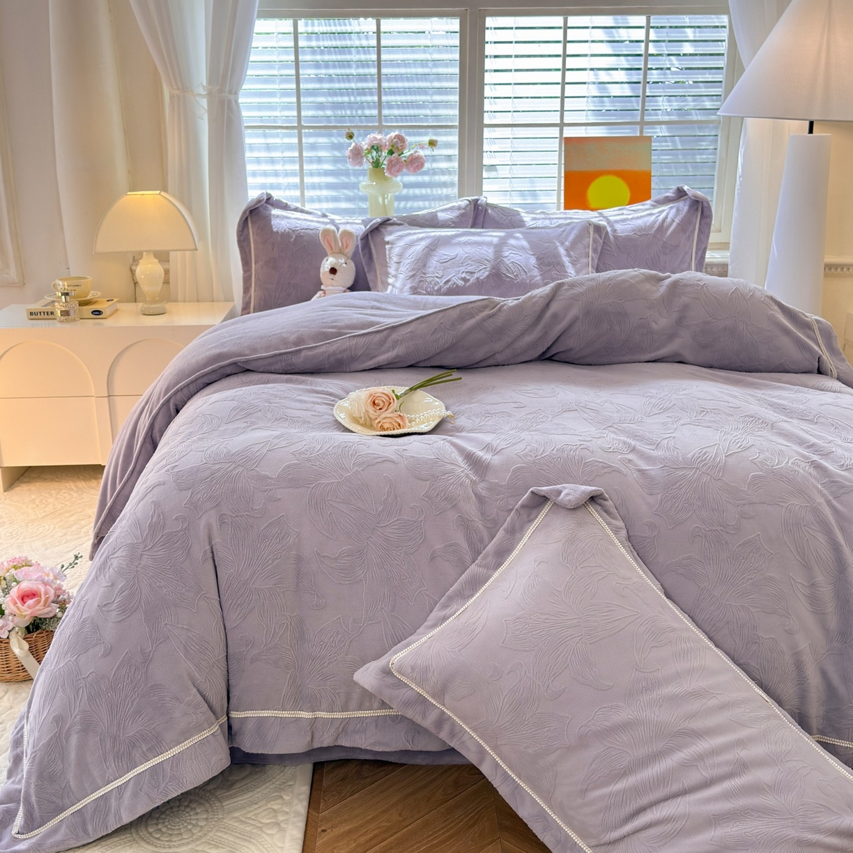 91家纺网 家纺一手货源 找家纺 艾唯希家纺 2025新款全消光雕花绒织带款四件套牛奶绒-雕花织带系列 百年好合-紫