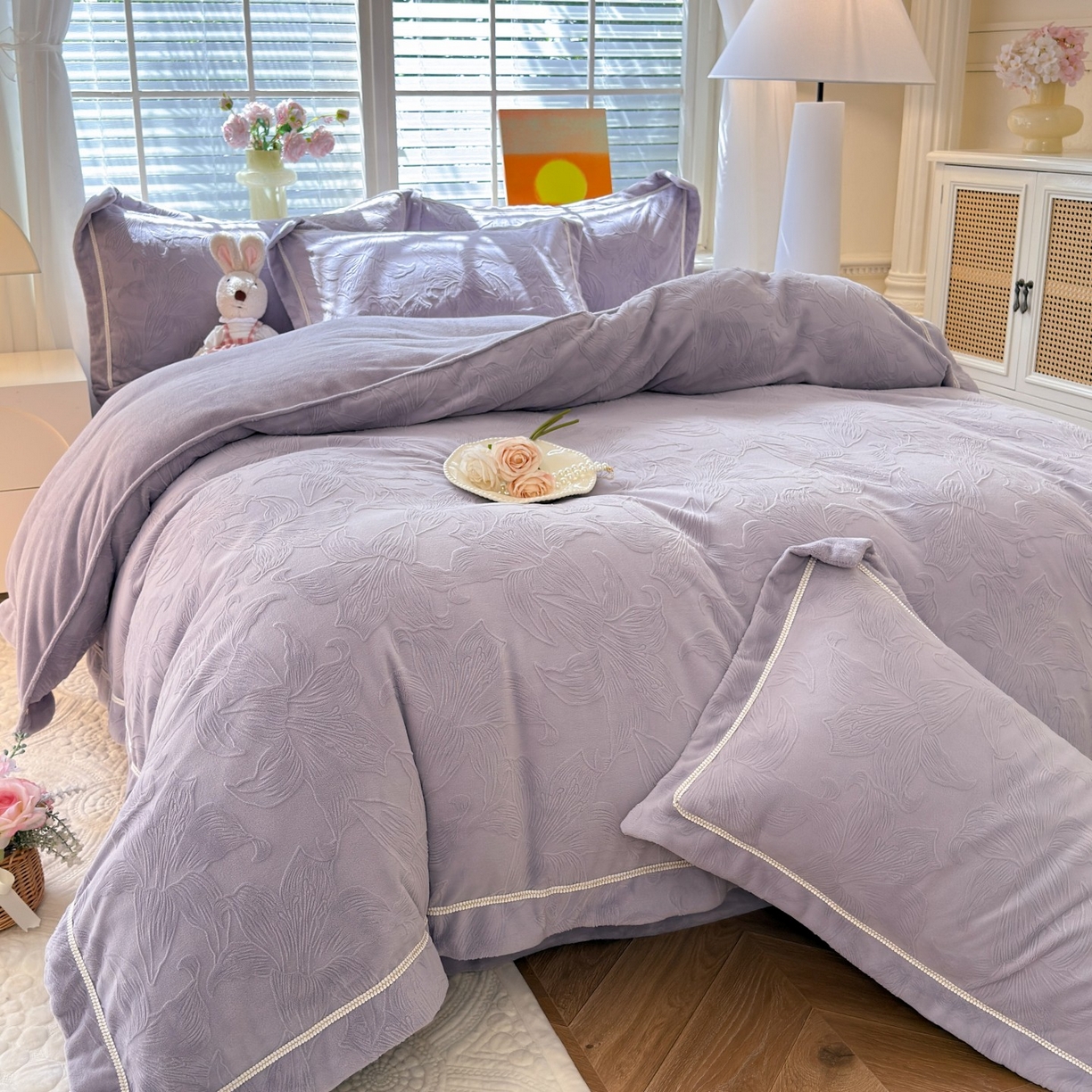 91家纺网 家纺一手货源 找家纺 艾唯希家纺 2025新款全消光雕花绒织带款四件套牛奶绒-雕花织带系列 百年好合-紫