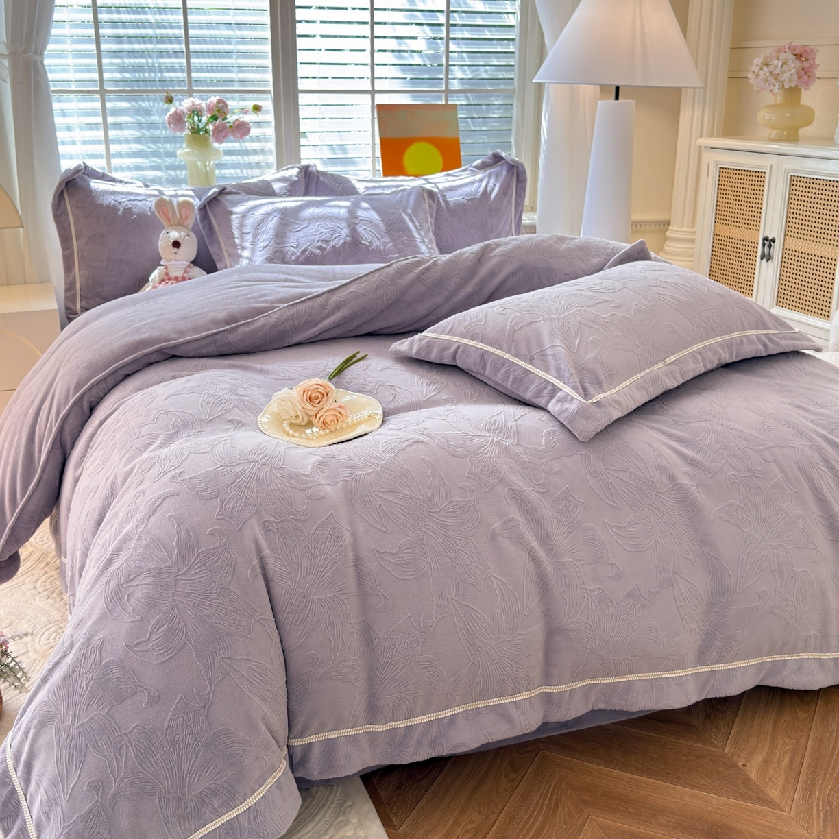 91家纺网 家纺一手货源 找家纺 艾唯希家纺 2025新款全消光雕花绒织带款四件套牛奶绒-雕花织带系列 百年好合-紫