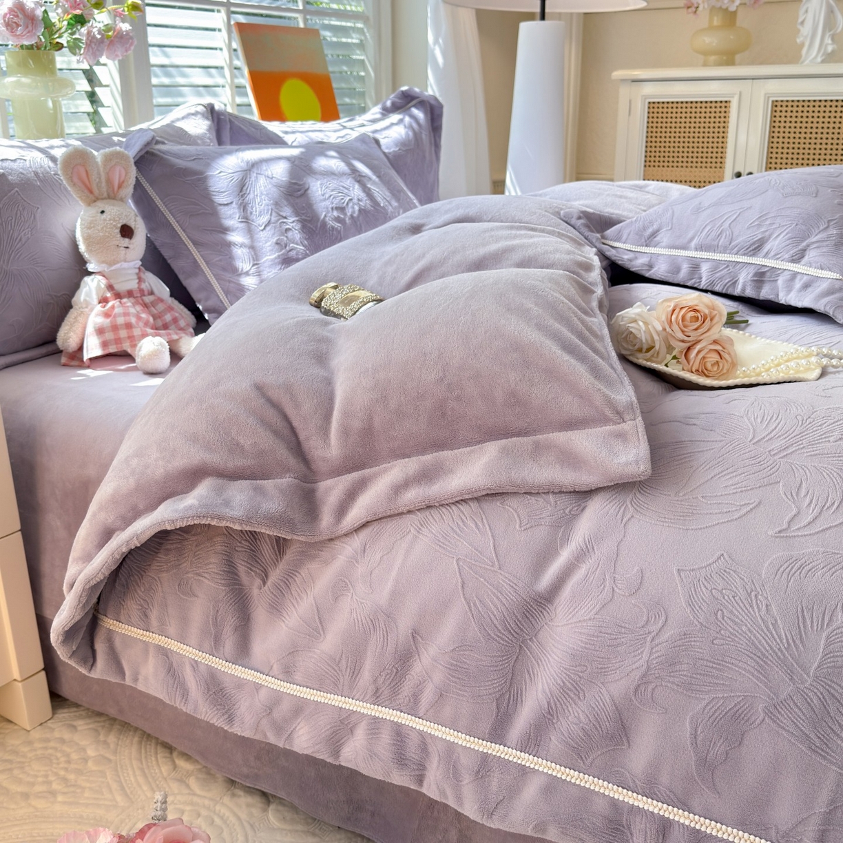 91家纺网 家纺一手货源 找家纺 艾唯希家纺 2025新款全消光雕花绒织带款四件套牛奶绒-雕花织带系列 百年好合-紫