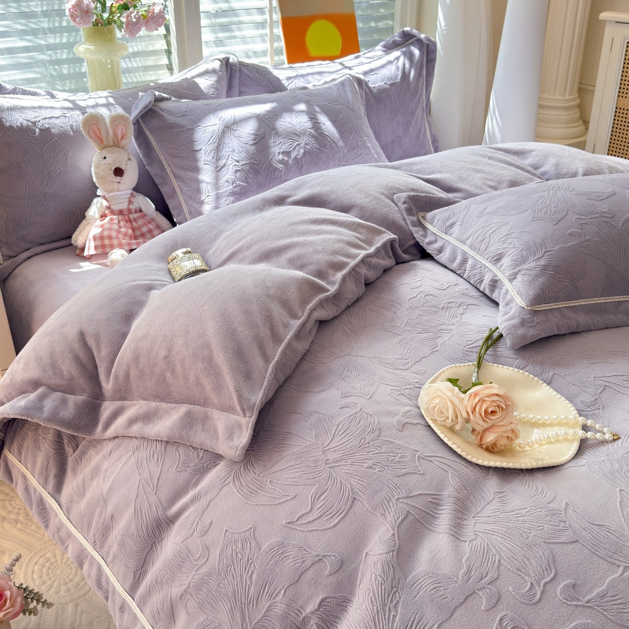 91家纺网 家纺一手货源 找家纺 艾唯希家纺 2025新款全消光雕花绒织带款四件套牛奶绒-雕花织带系列 百年好合-紫