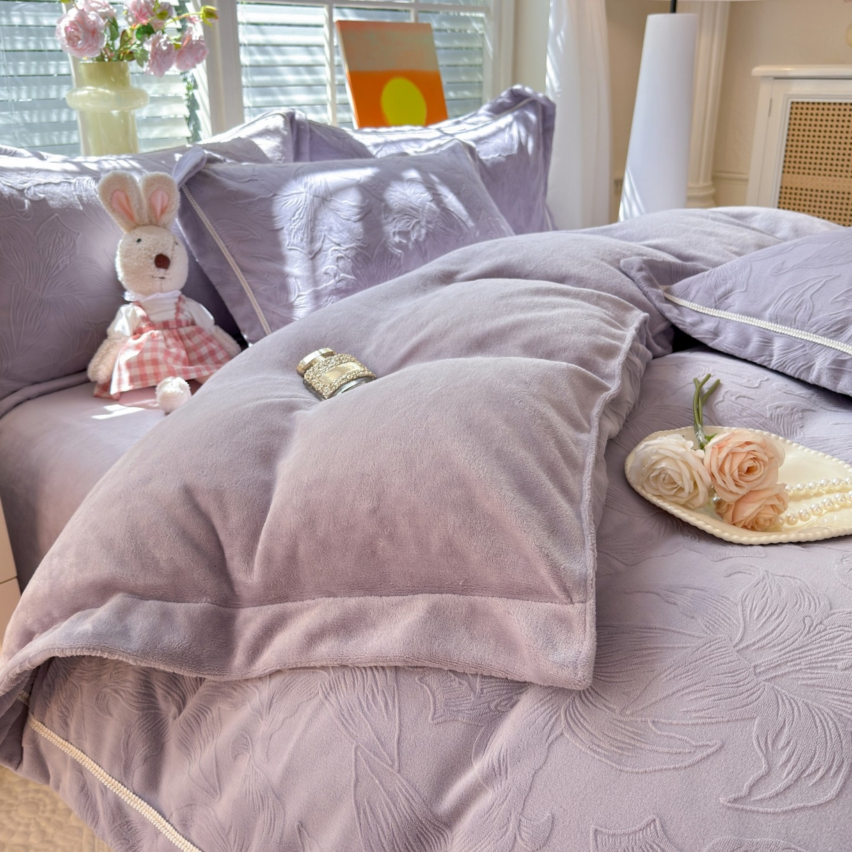 91家纺网 家纺一手货源 找家纺 艾唯希家纺 2025新款全消光雕花绒织带款四件套牛奶绒-雕花织带系列 百年好合-紫